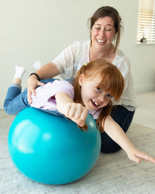 Le ballon d'exercice en postnatal avec bébé