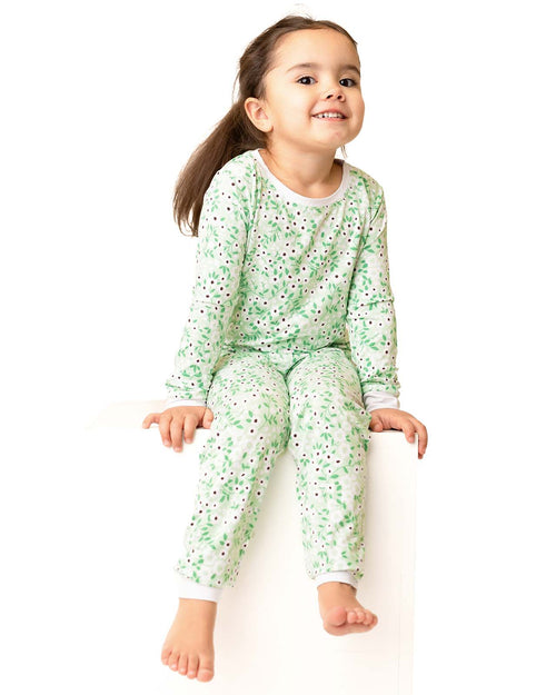 niño en pijama floral