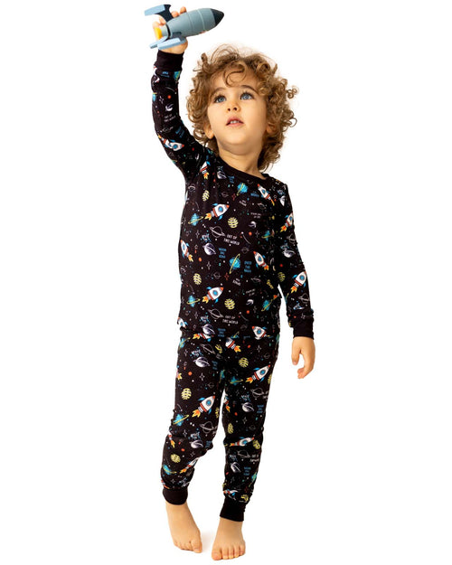 niño en pijama espacial