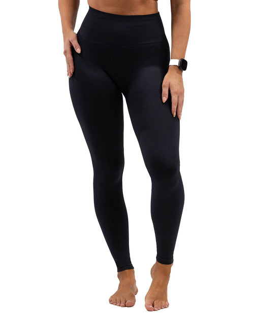 mujer vistiendo leggings negros
