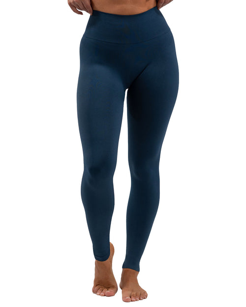 mujer vistiendo leggings azules