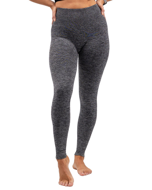 mujer vistiendo leggings gris marga