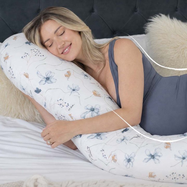 A woman resting on the patterned pillow during pregnancy.